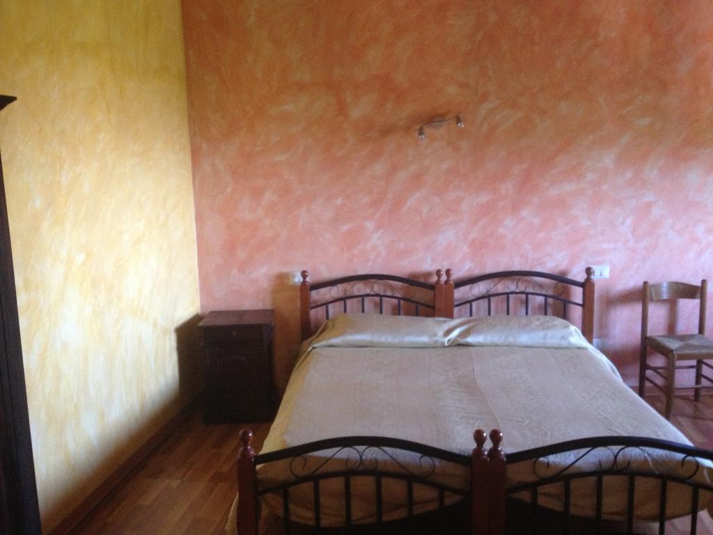 Hostal L'Anticocasale Altomonte Habitación foto