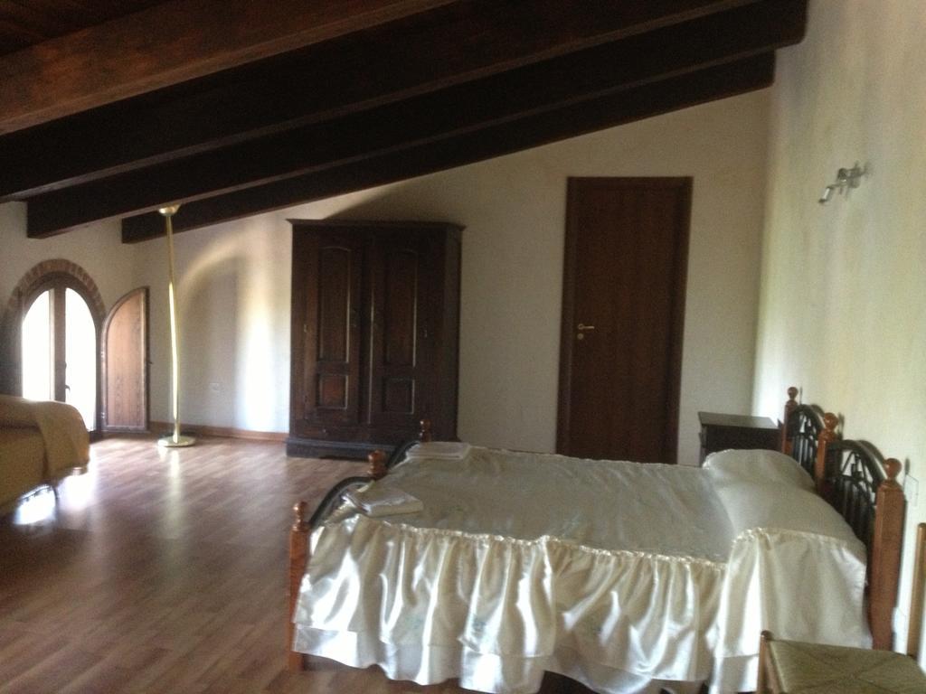 Hostal L'Anticocasale Altomonte Habitación foto